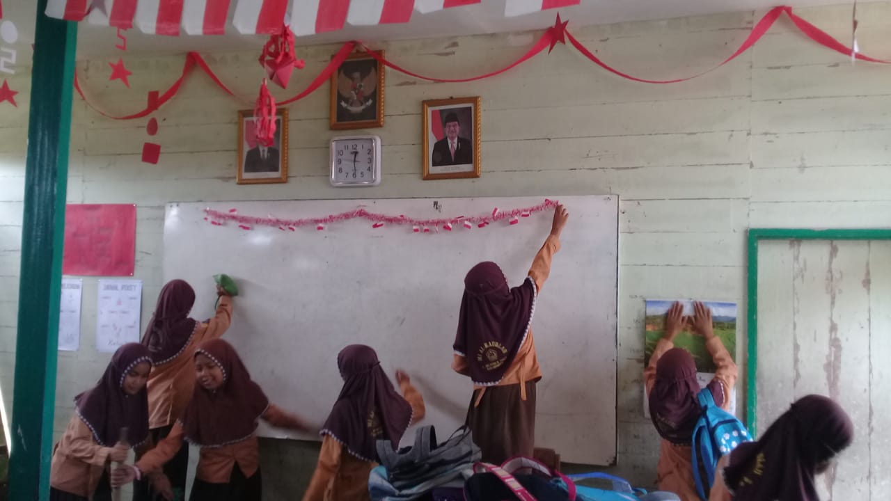 Kegiatan Menghias  Kelas  V dalam Rangka Menyambut Hari 