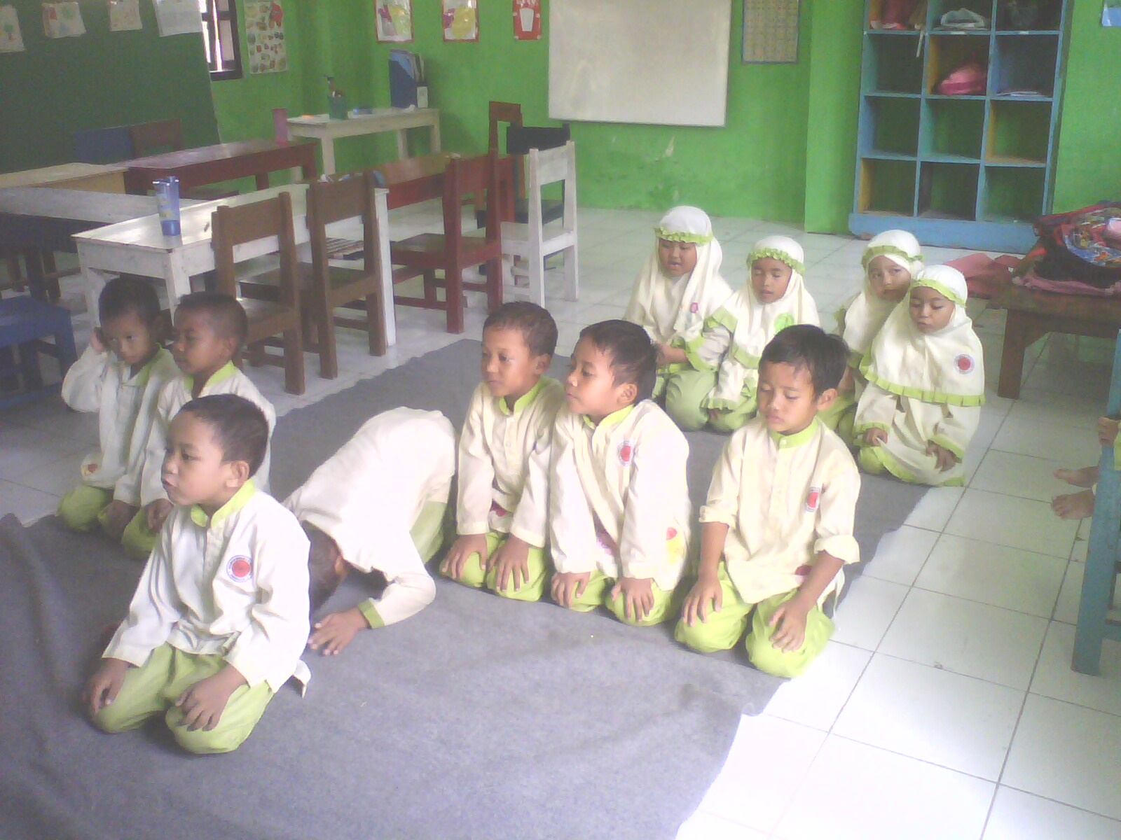 Pelajaran Agama Siswa TK Poto Sholat Berjamaah di Kelas 