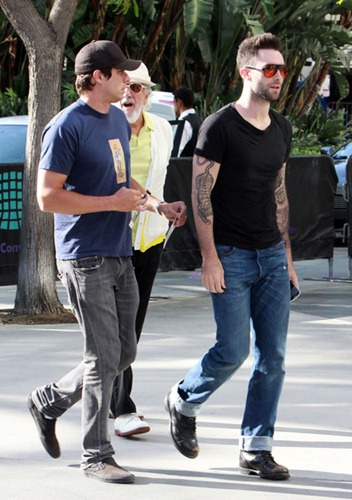 Adam Levine Celebrities Arriving Lakers Game m1uglDMPoqGl