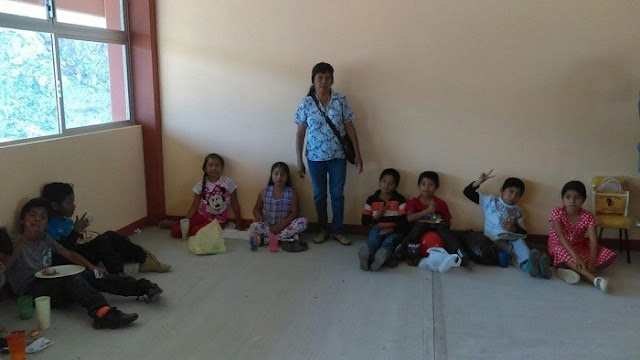 GOBIERNO DE OAXACA NO TIENE DINERO PARA COMPRAR 400 SILLAS, ALUMNOS TOMAN CLASES EN EL PISO