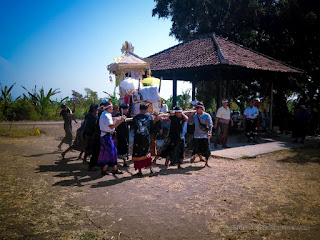 Villagers Carrying Wooden Wadah Move Around The Burning Place In The Dead Body Cremation Ceremony