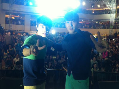 Siwon and Donghae Peace!