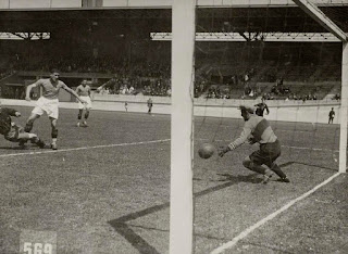 Amsterdam, 1 giugno 1928. Schiavio batte a rete, il portiere iberico Jáuregui respingerà.