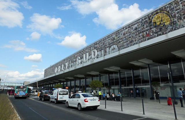 Things You Need to Know about the Additional Charges and Tips for a Taxi from Orly to Paris Center