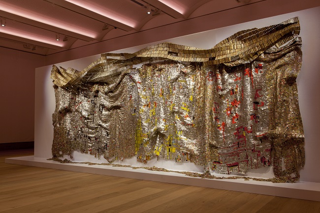 El Anatsui, Skylines?, 2008 (Aluminium and copper wire, 300 x 825 cm) © El Anatsui, Private Collection, Courtesy the Artist and October Gallery, London; Photo © Jonathan Greet