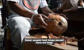 Di tangan Zainal inilah buah kelapa yang sudah tua dan tidak diolah menjadi makanan diubah menjadi seni ukir wajah. Warga Jalan Dobi, Kelurahan Berok Nipah, Kecamatan Padang Barat, Kota Padang, Sumatra Barat ini, setiap hari menghabiskan waktunya untuk mengukir buah kelapa menjadi aneka wajah binatang, seperti monyet, kura-kura, panda hingga tupai. Published on Aug 7, 2016.