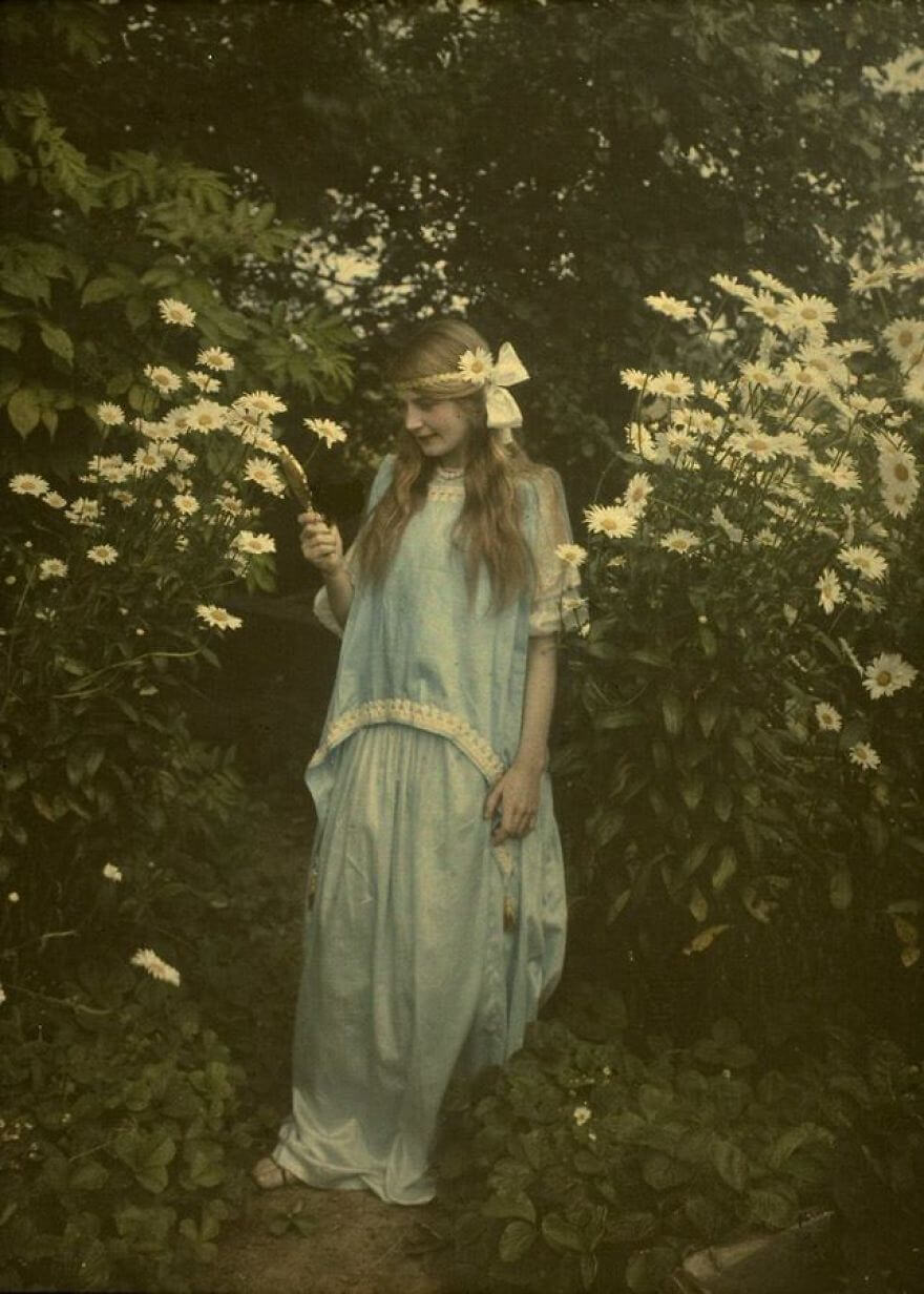 40 Old Color Pictures Show Our World A Century Ago - Young Girl Amidst Marguerites, C. 1912