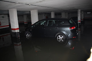 Inundación de los garajes de los pisos de la plaza Lube de Lutxana