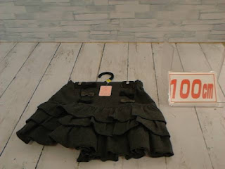 中古品　子供服　１００ｃｍ　ブラック　フリルスカート　　６６０円
