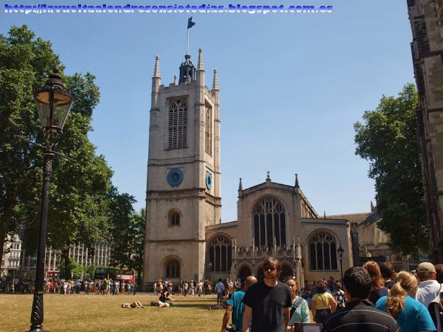 Iglesia de St. Margaret's Church y cola de entrada a la Abadía de Westminster