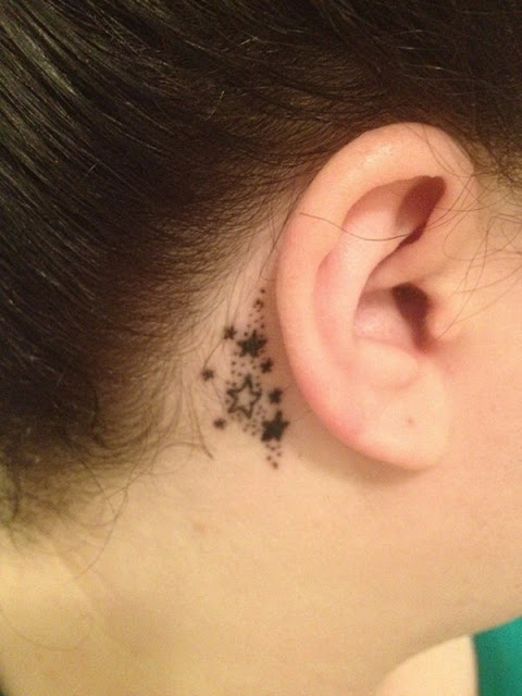 Tatuagens femininas atrás das orelhas 