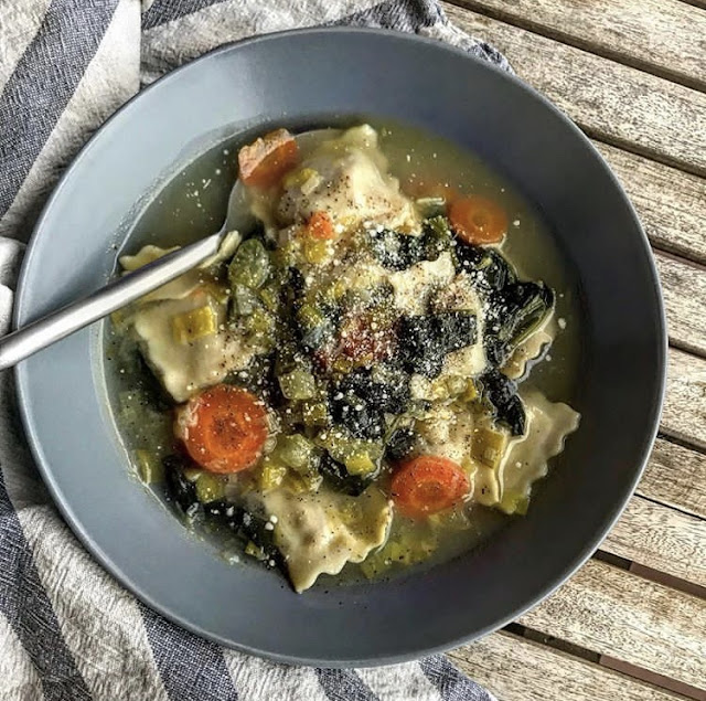 Soupe healthy de raviolis aux épinards 