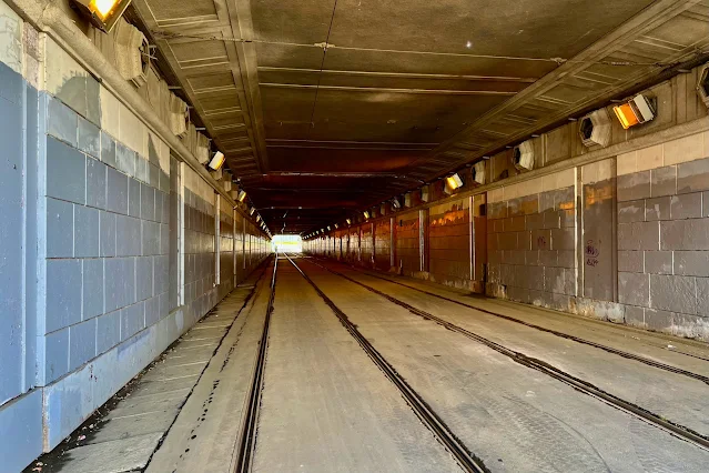 Волоколамское шоссе, Тушинский тоннель – тоннель под каналом имени Москвы (построен в 1937 году)