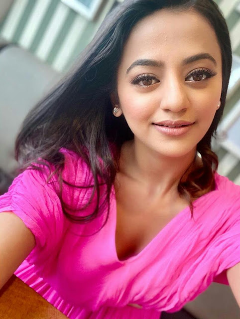 Helly Shah HD Wallpaper