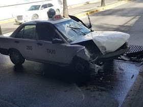 Taxista y pasajeros chocan en paso a desnivel de López Mateos