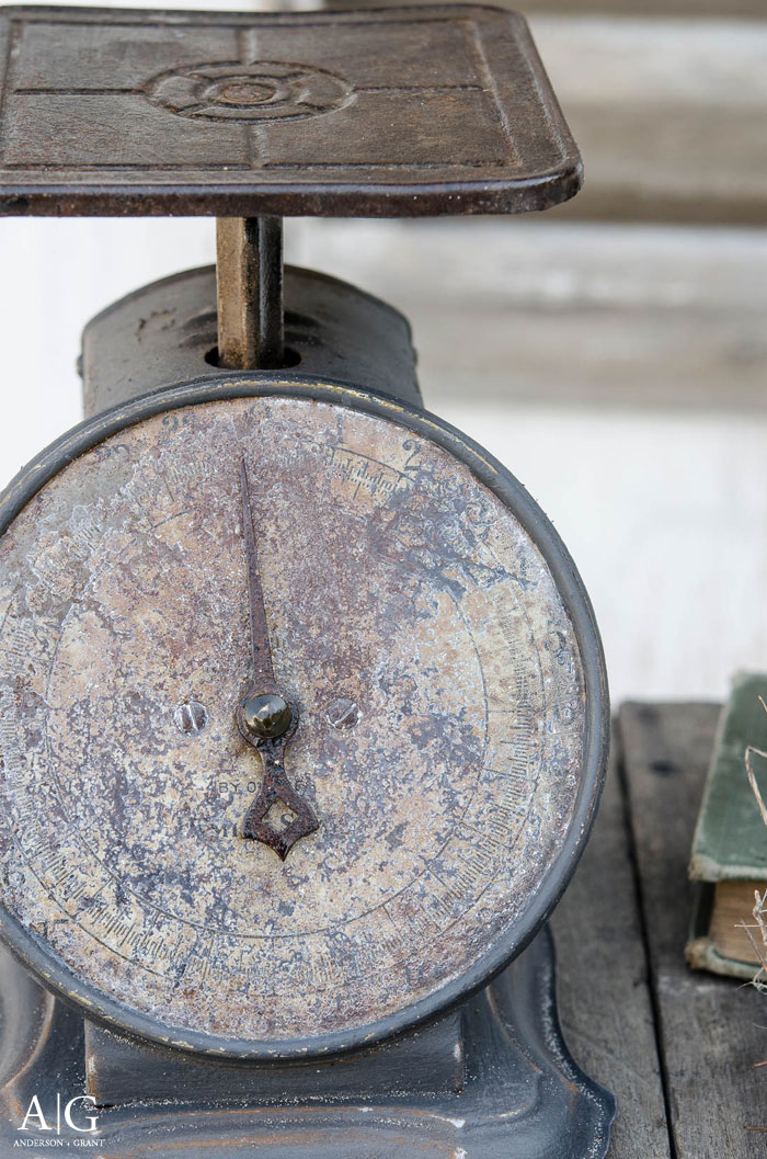 A vintage scale is the perfect accessory in a farmhouse kitchen. #farmhousedecor #farmhousestyle #vintagescale #andersonandgrant