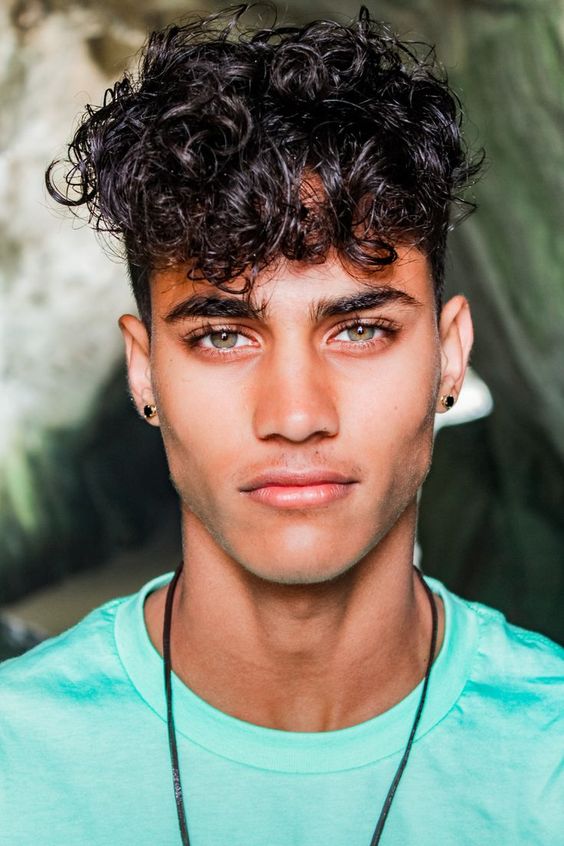 Peinado para hombres con cabello rizado