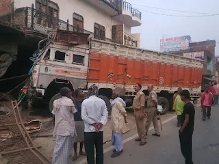 जौनपुर: असंतुलित ट्रक ने कई दुकानों को किया क्षतिग्रस्त | #NayaSaveraNetwork