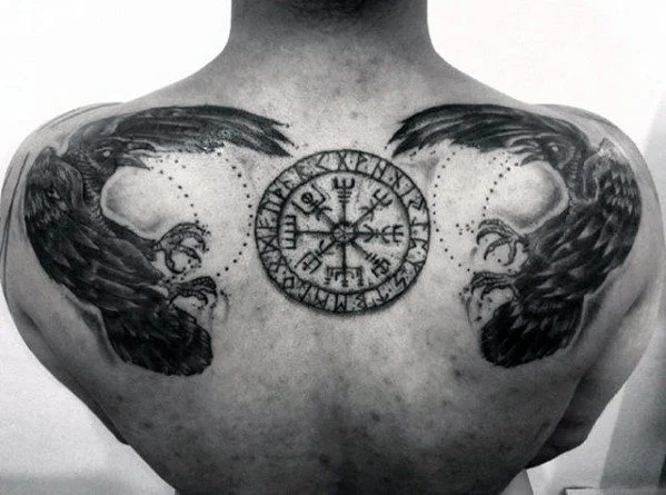 tatuaje de vegvisir vikingo