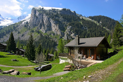 Cabañas en las montañas con un hermoso paisaje