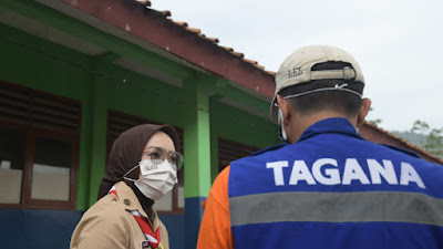 Atalia Ridwan Kamil Salurkan Bantuan kepada Warga Terdampak Tanah Longsor Sumedang