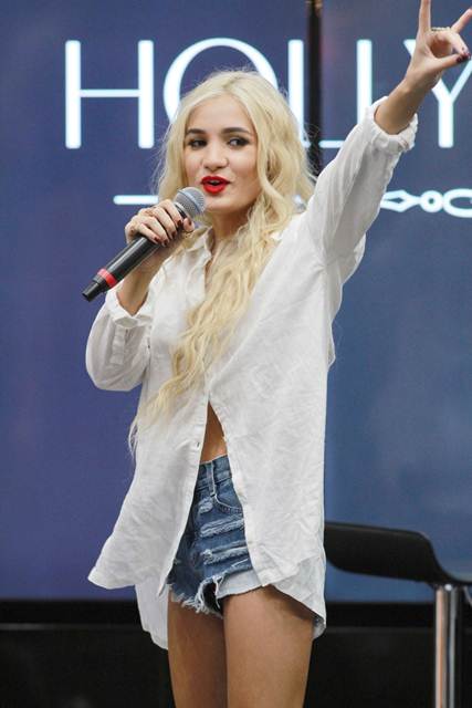 Profil Biodata Pia Mia, Model Penyanyi Penulis Lagu Cantik Hot Amerika