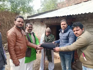 जरूरतमंदों को कंबल देने घर घर पहुंचे समाजसेवी | #NayaSaberaNetwork