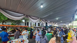 Usai Halal Bi-Halal Dengan Gus Muhdlor, Ribuan Warga Langsung Serbu Makanan Dan Jajanan Di Halaman Pendopo