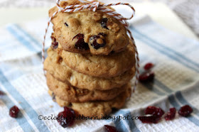 Eclectic Red Barn: Oatmeal, Craisins and White Choc Chip Cookies