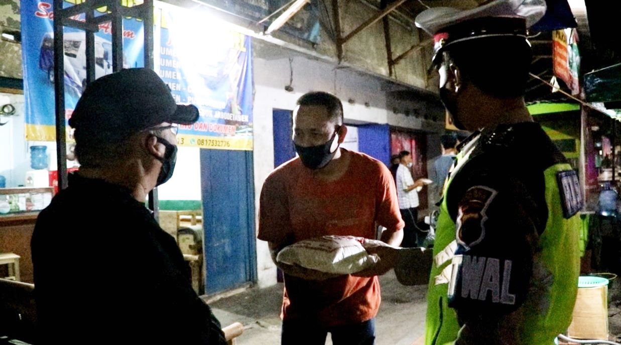 Bakti Sosial, Polres Kebumen Distribusikan 250 Kantong Beras untuk Warga Terdampak PPKM