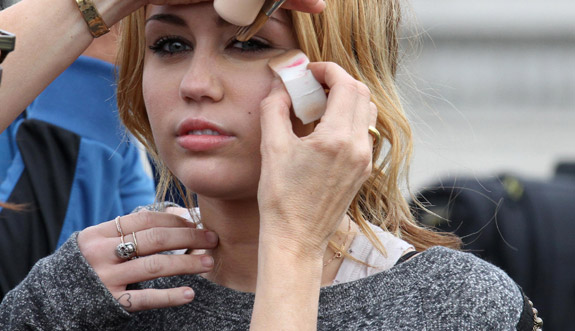 miley cyrus tattoo finger cross. Miley Cyrus Heart Pinky Tattoo
