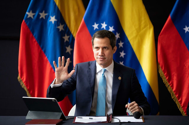 El capítulo probablemente más relevante de la vida política del antichavista Juan Guaidó, al menos hasta la fecha, se cerró el pasado 30 de diciembre, cuando la mayoría de los exdiputados que lo apoyó desde 2019 en su aventura como "presidente encargado" de Venezuela lo condenó al ostracismo, al votar por la eliminación del llamado "gobierno interino".  Y la guinda del pastel la puso este jueves buena parte de esos exparlamentarios de 2015, cuyo período venció en enero de 2021, al remover a Guaidó de la presidencia del legislativo paralelo -que desconoce al Parlamento actual, controlado por el chavismo-, que ahora ocupará Dinorah Figuera, exiliada en España.  Así, el antichavista, ingeniero de 39 años, ve reducido su protagonismo en la lucha contra la llamada revolución bolivariana, en el poder desde 1999, tras cuatro años cargando sobre sus hombros la responsabilidad de generar un cambio en el país y liderando un desafío a la legitimidad de Nicolás Maduro como mandatario.  Su labor se había convertido en la crónica de un fracaso anunciado, al extender un gobierno paralelo que, pocos meses después de su creación, fue perdiendo la confianza de millones de venezolanos con la misma velocidad con la que se la había ganado.  Al mismo tiempo, el expresidente del Parlamento -cargo que ostentaba cuando se autoproclamó "mandatario interino"- vio también mermar el reconocimiento internacional, que en un primer momento llegó a sumar más de medio centenar de países que, junto a millones de venezolanos, vieron en él el rostro de quien conduciría a la nación a una nueva era.  Político desde joven En su adolescencia, Guaidó, elegido diputado por el costero estado de La Guaira, cercano a Caracas, sobrevivió a la "tragedia de Vargas", como se conoció a las lluvias e inundaciones que dejaron miles de muertos y desaparecidos, y trastocaron la normalidad de esa región en 1999.  Inició su carrera política como líder estudiantil, vinculado con la social democracia, en la Universidad Católica Andrés Bello (UCAB), hasta que se unió a Voluntad Popular (VP), partido liderado por Leopoldo López.  Su primer escaño en el Parlamento lo ganó como diputado suplente para el período 2010-2015, y luego fue designado como candidato a legislador principal por su partido en ese último año.  En su trabajo parlamentario, defendió la soberanía de Venezuela sobre el Esequibo, una zona en disputa con Guyana y que supone un tercio del territorio de este país, y denunció el entramado de corrupción gubernamental por el caso Odebretch.  El 2018 de Guaidó, padre de dos niñas y aficionado al béisbol, un deporte considerado como el "pasatiempo nacional" en Venezuela, estuvo marcado por una intensa actividad social y el encuentro con luchadores sociales de distinto signo.  Un fugaz ascenso Tras el triunfo electoral en 2015, que permitió a la oposición controlar el Parlamento, las principales agrupaciones del antichavismo acordaron rotar entre ellas la presidencia del poder Legislativo cada año, y en 2019 le correspondió a VP, justo cuando vencía el último mandato de Maduro que la oposición consideró legítimo.  El opositor, entonces de 35 años, subió a la presidencia del Parlamento en enero de 2019 y acaparó los focos, convirtiéndose rápidamente en el nuevo líder del antichavismo.  Guaidó reclamó para sí el poder Ejecutivo citando artículos de la Constitución que permiten al líder del Legislativo ocupar la Presidencia de la nación cuando se produzca una falta absoluta del jefe del Estado, algo que la mayoría de diputados consideraba que ocurría entonces.  Junto al grupo que lo respaldó, reinterpretó, con una particular lectura, la Constitución para extender su "presidencia interina" por casi cuatro años, si bien el artículo que sustentó su autoproclamación le daba 30 días para convocar a elecciones.  Casi 1.500 días después, no hubo nunca un llamado a las urnas, mientras que Maduro, su adversario, no solo se consolidó aun más en el poder, sino que ha venido recuperando un reconocimiento que, cuatro años atrás, Guaidó le había arrebatado.  Y hoy, cuando el "exmandatario interino" fue condenado definitivamente al ostracismo, pidió que la lucha contra "la dictadura" de Maduro no sea abandonada por los países que le acompañaron en su cruzada, algo que está por verse, con un chavismo que trabaja para restablecer todo tipo de relación diplomática.