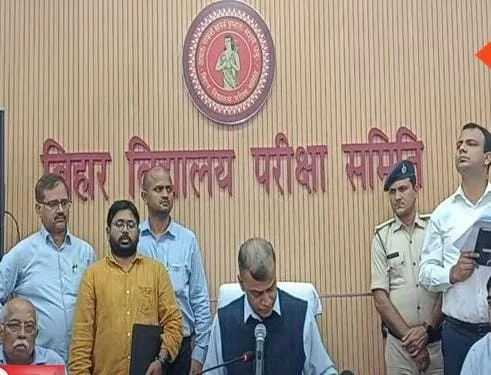 PATNA: बिहार में इंटमीडिएट की परीक्षा देकर रिजल्ट का इंतजार कर रहे छात्र-छात्राओं के इंतजार की घड़ियां आज खत्म हो गईं। बिहार बिहार विद्यालय परीक्षा समिति ने शनिवार को 12वीं के नतीजे घोषित कर दिए। बीएसईबी के अध्यक्ष आनंद किशोर ने दोपहर 01:30 बजे रिजल्ट जारी किया।  12वीं की परीक्षा में सीवान के रहने वाले मृत्युंजय कुमार साइंस टॉपर बने हैं। मृत्युंजय कुमार को 481 नंबर मिले हैं। कॉमर्स में शेखपुरा की रहने वाली कॉलेज ऑफ कॉमर्स की स्टूडेंट प्रिया कुमार। प्रिया को कुल 482 अंक मिले हैं। वहीं आर्ट्स में पटना के कॉमर्स कॉलेज के स्टूडेंट तुषार ने बाजी मारी है।