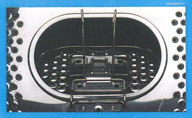 Machine à laver vintage Brandt Statomatic, catalogue 1983.   Au fond du tambour, elle permet de récupérer une petite pièce de linge qui aurait pu glisser dans la cuve.