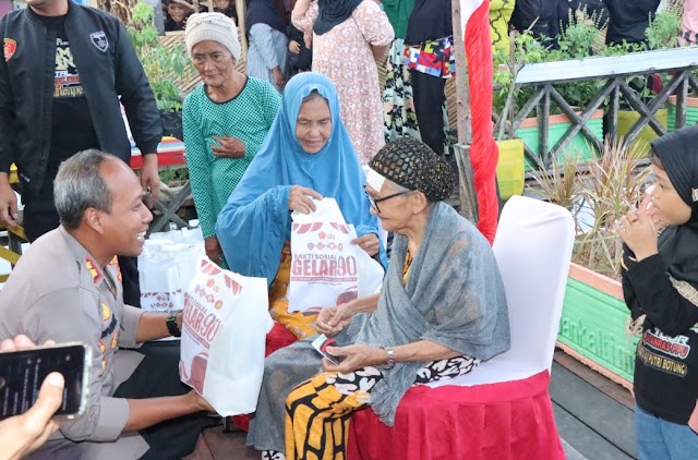 Pengabdian Akabri 90, Kapolres PPU Salurkan Bantuan Sosial Sembako di Kampung Jatanras Penajam