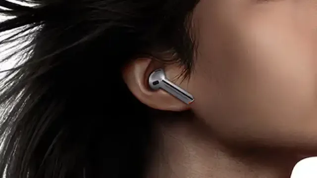 갤럭시 버즈3를 착용한 모습
