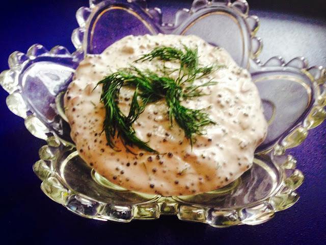 sour cream, dill and lump fish caviar dip