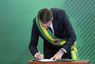 Sem vetos Bolsonaro sanciona  regulamentação do Fundeb.