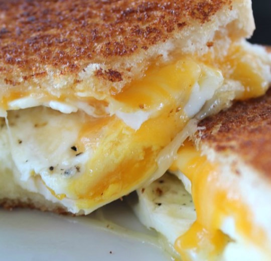 FRIED EGG GRILLED CHEESE SANDWICH #lunch #breakfast