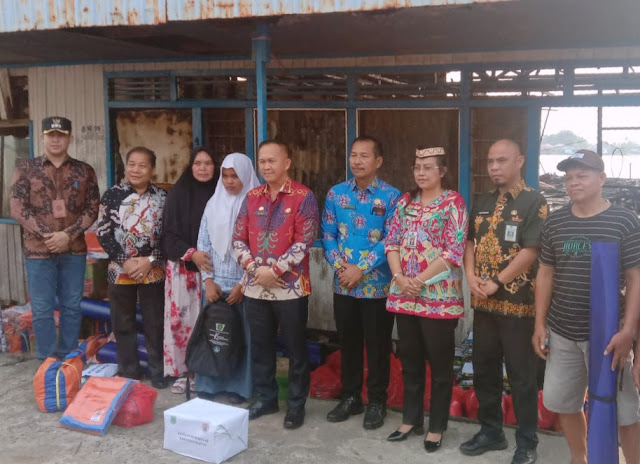 Sekretaris Daerah Kabupaten Kapuas Salurkan Bantuan Kepada Korban Terdampak Musibah Kebakaran