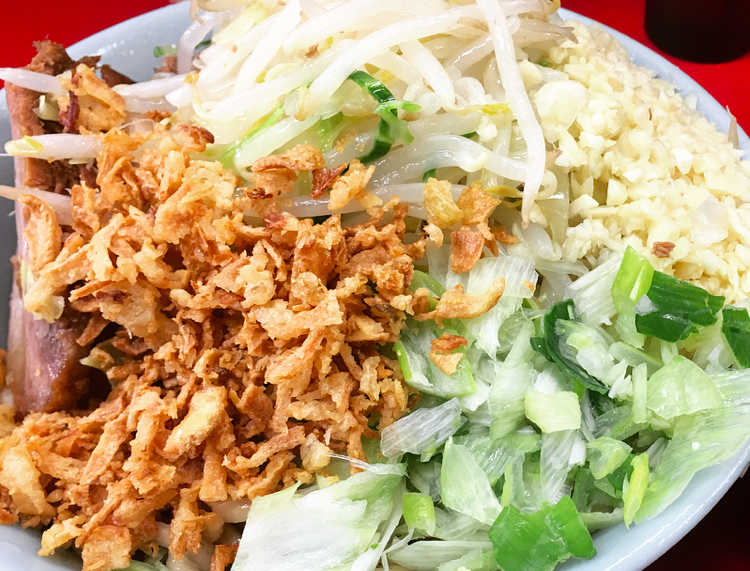 【ラーメングルメ】桃乃木かな、ラーメン二郎中山駅前店で麺をすする♡