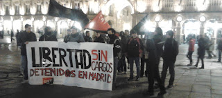 Unas veinte personas han realizado una concentración-marcha por la absolución de los compañeros y compañeras detenidos en Madrid el 28N.     La Jornada Internacional contra la represión y por la absolución de los detenidos y detenidas el pasado 28 de noviembre en Madrid, ha tenido eco en Salamanca. Se ha realizado una concentración en la Puerta de Zamora, desde donde luego ha partido una pequeña marcha hacia la Plaza Mayor.     En los últimos años hemos venido padeciendo una escalada de represión social y sindical. Precisamente, ya hemos venido denunciando diferentes casos de represión, como el caso de los 3 de Niza (2011) o el del 14N en Logroño (2012). En los últimos meses, esta represión ha sufrido un crecimiento exponencial, aumentándose los casos de represión y la intensidad de ésta: detención de ocho solidarios con la lucha de los Astilleros de Cádiz, encarcelación de cinco compañeros en Sabadell, golpe represivo al entorno anarquista contra cinco compañeros y compañeras en Barcelona, detención de diecinueve personas en Madrid…     Estos casos cada vez están siendo más mediáticos, los compañeros y compañeras son secuestrados en su propia casa o trabajo, rodeados de decenas de Policías, abordando como peligrosos terroristas a personas que todo lo que hicieron fue acudir a una manifestación. Todo ello, en perfecta sincronización con la elaboración de la Ley de Seguridad Ciudadana, todo orquestado para criminalizar a los que se manifiesten.  Las acciones de apoyo, además de en Madrid y en Salamanca, se han sucedido en Granada, Cádiz, Almería y Gijón; que tengamos noticias por el momento.