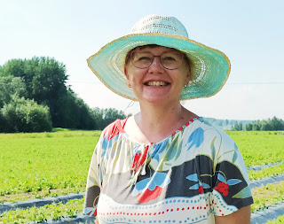 Kuvassa Tarja Wasastjerna mansikkapelloillaan