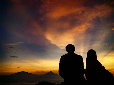 foto romantis di puncak suroloyo