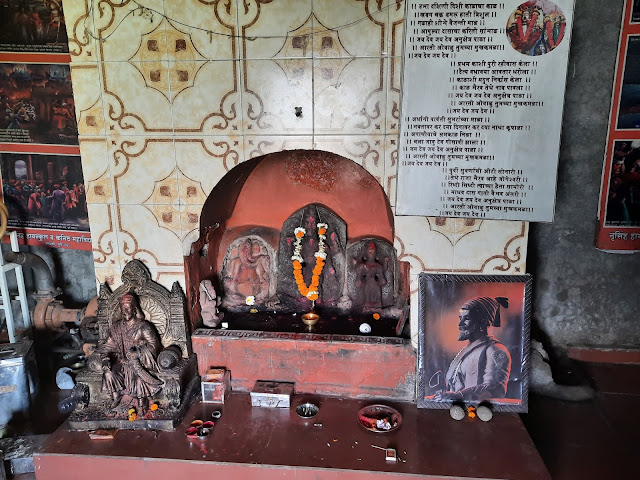 रोहिडा किल्ला वरील मंदिरातील भैरव, भैरवी व गणपतीची मूर्ती.