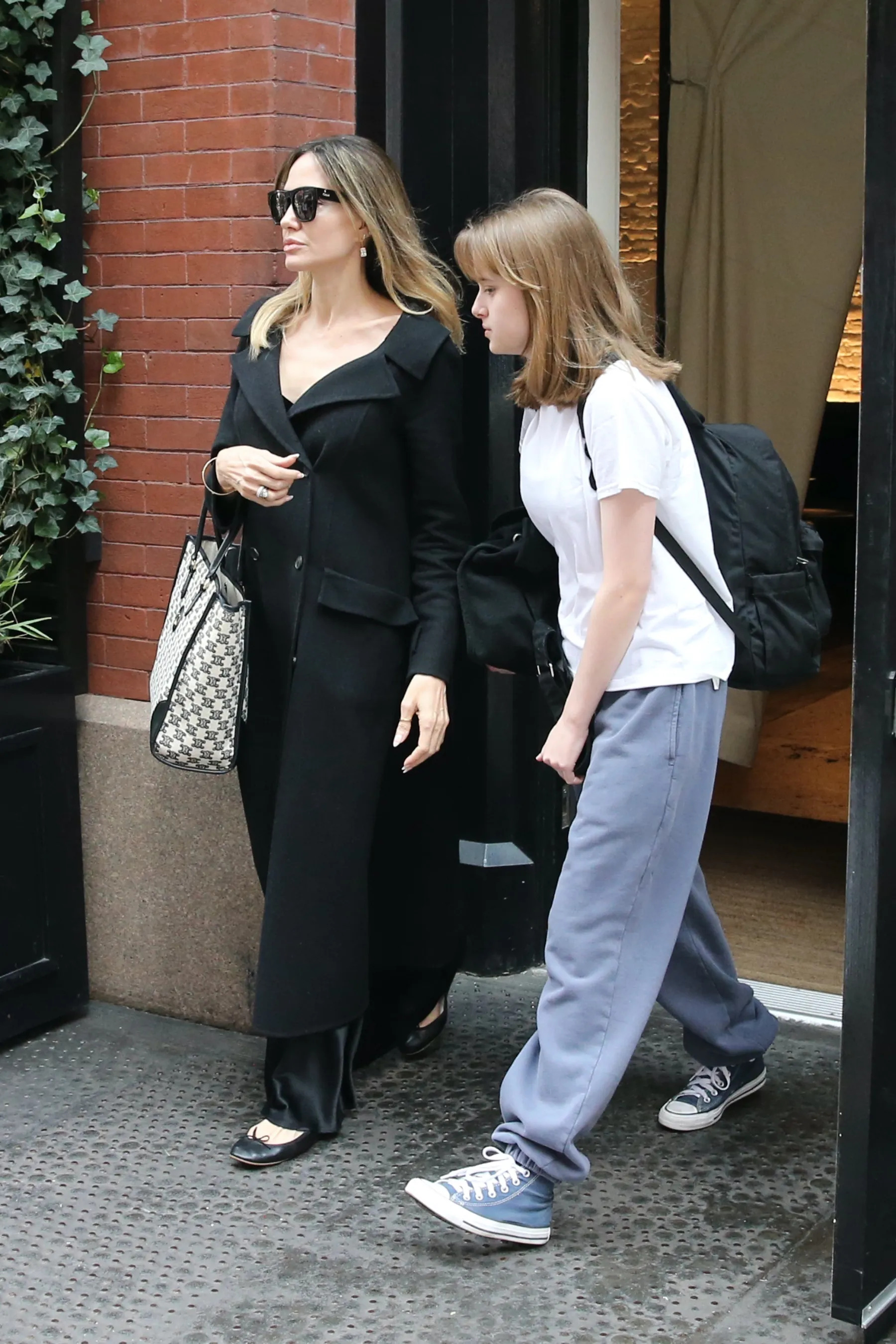 Acompanhada da filha, Angelina Jolie deixa hotel em Nova York