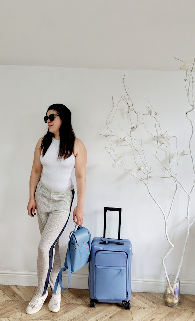 Holiday capsule wardobe, packing light, travel tips, travel outfit, airport outfit