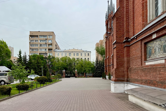 Малая Грузинская улица, территория Кафедрального собора Непорочного Зачатия Пресвятой Девы Марии