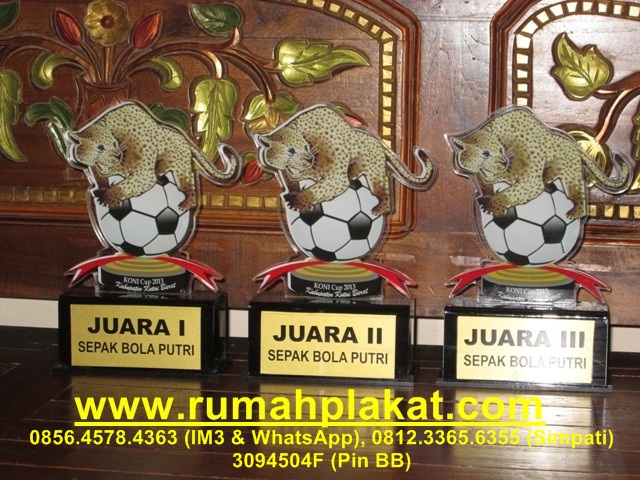 Pembuatan Piala  Akrilik Bentuk Singa Pesanan KONI Kutai 