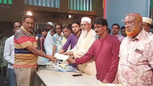 ইসলামপুরে ধর্ম প্রতিমন্ত্রীর পূজা মন্ডপে সহায়তার চেক বিতরণ